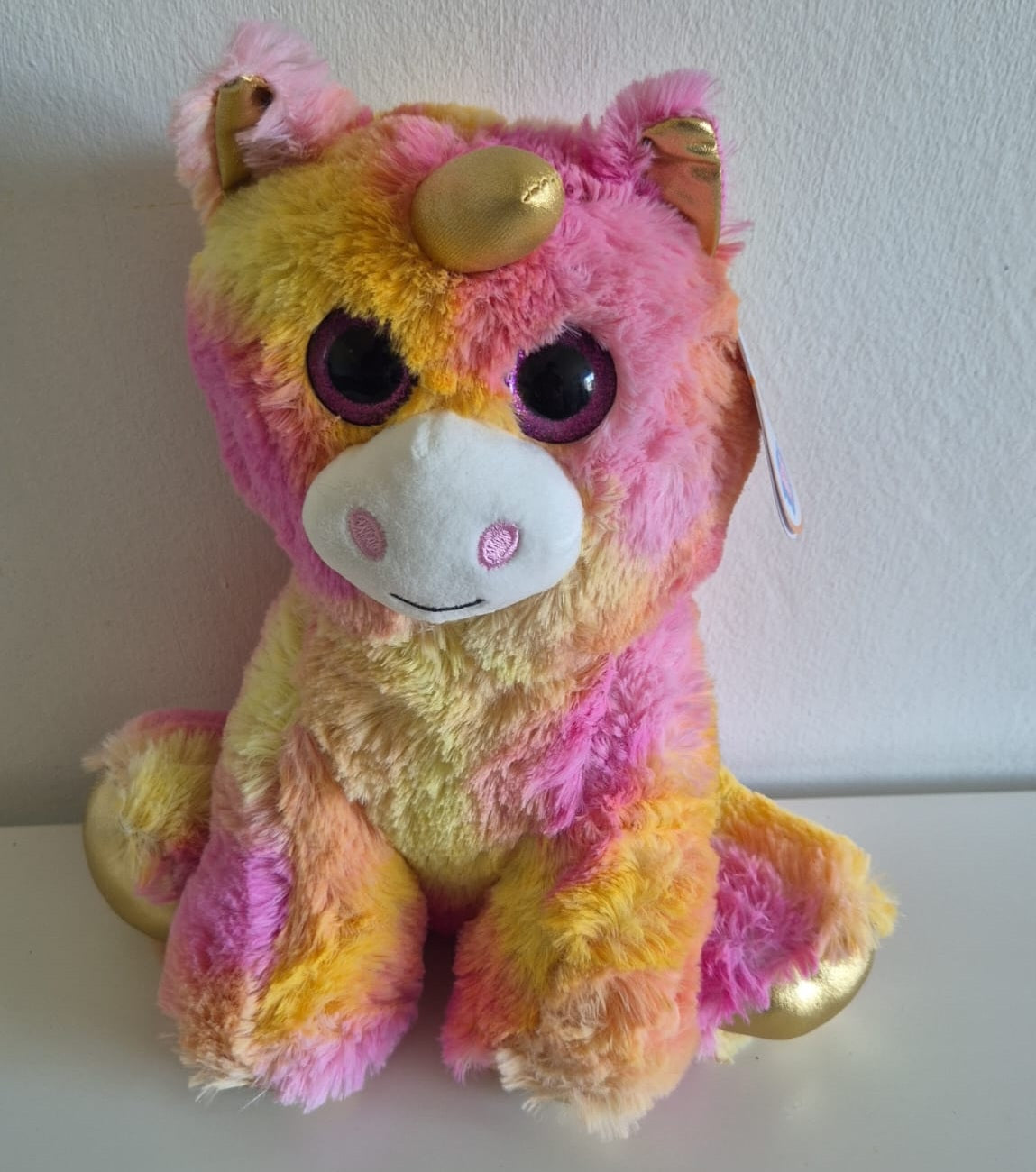 Kind kiest zachte pluche knuffel in speelgoedwinkel