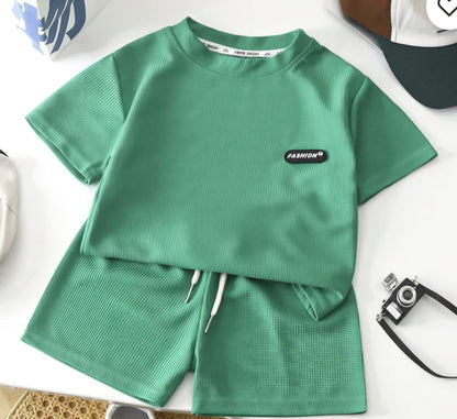 Groene zomerset voor jongens – tweedelig setje met T-shirt en korte broek van ribstof met sierkoord, comfortabele kinderkleding
