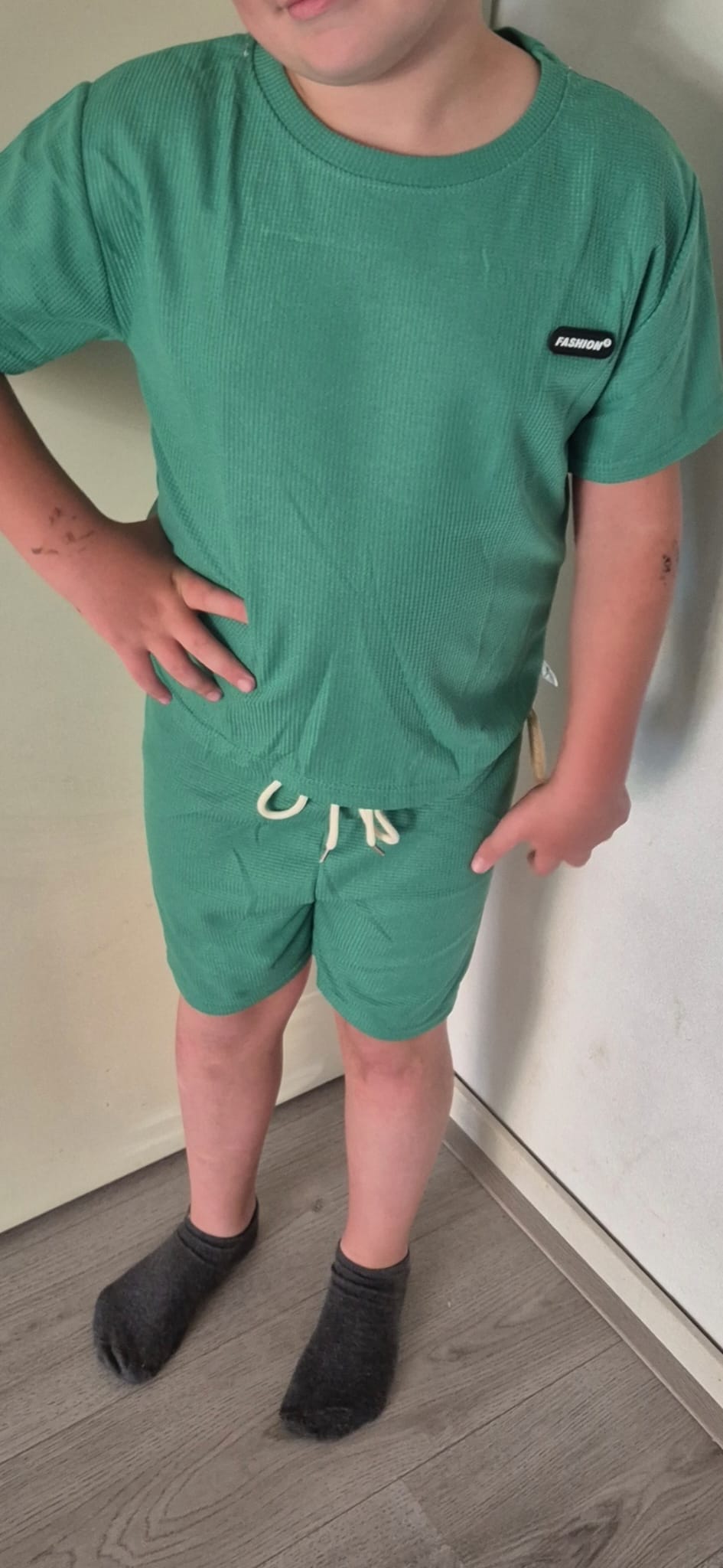 Tweedelige groene zomerset voor jongens – T-shirt met korte mouwen en bijpassende short met sierkoord, comfortabele kinderkleding