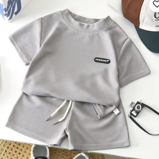 Grijze zomerset voor jongens – tweedelig setje met T-shirt en short van ribstof met sierkoord, comfortabele kinderkleding voor warme dagen
