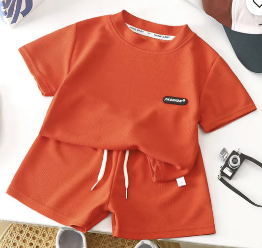 Tweedelige rood zomerset voor jongens of meisjes – ribstof T-shirt met korte broek en sierkoord, comfortabel kindersetje voor warme dagen