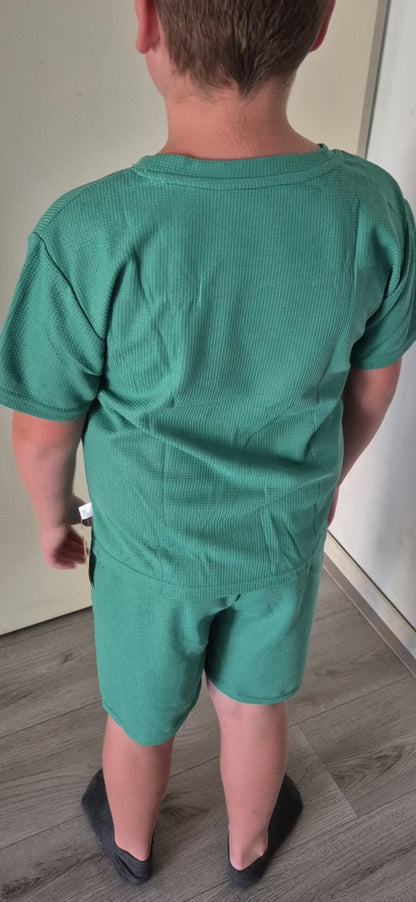 Groene zomerset voor jongens – tweedelig setje met T-shirt en korte broek van ribstof met sierkoord, comfortabele kinderkleding