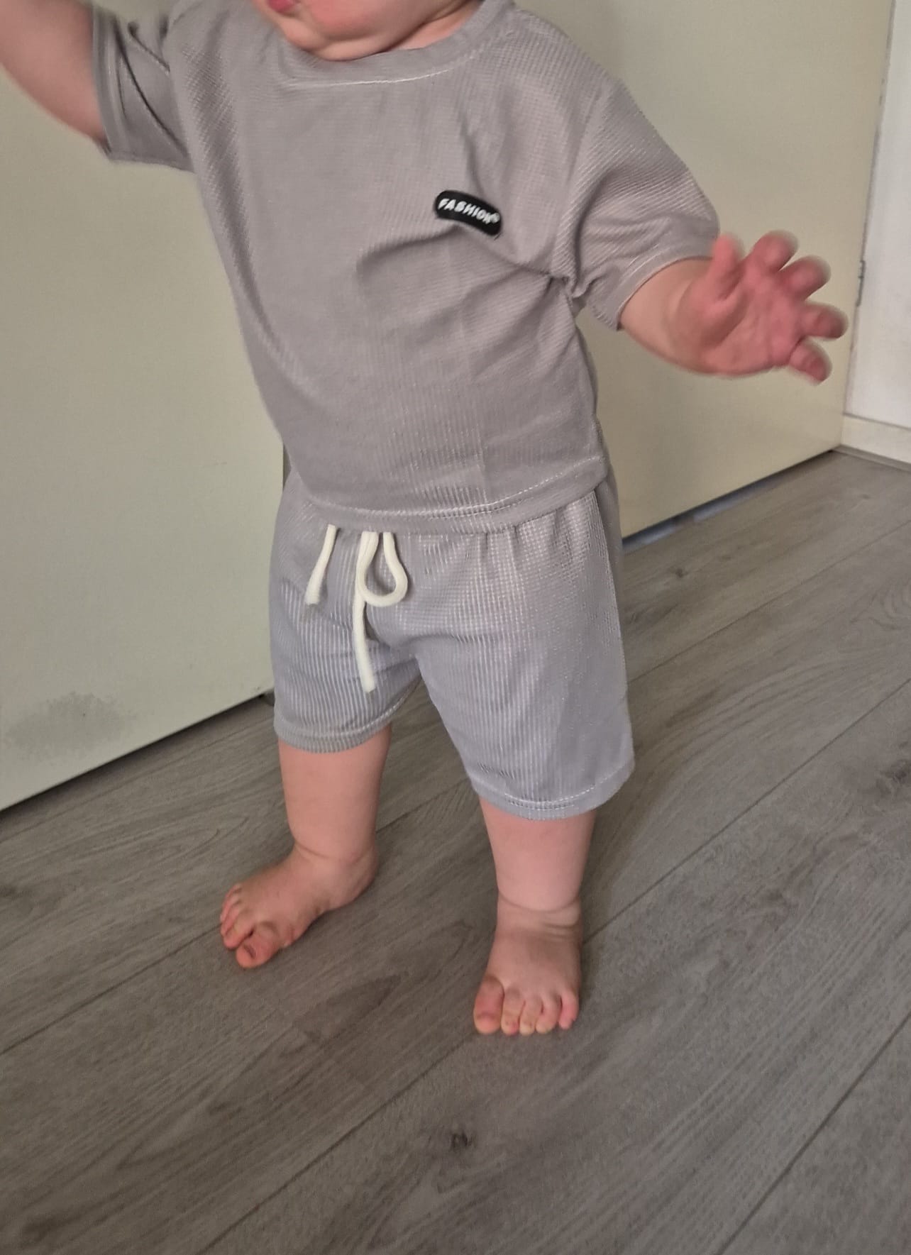Grijze baby zomerset – comfortabel T-shirt en short met sierkoord voor peuters en kleuters, ribstof kinderkleding voor warme dagen